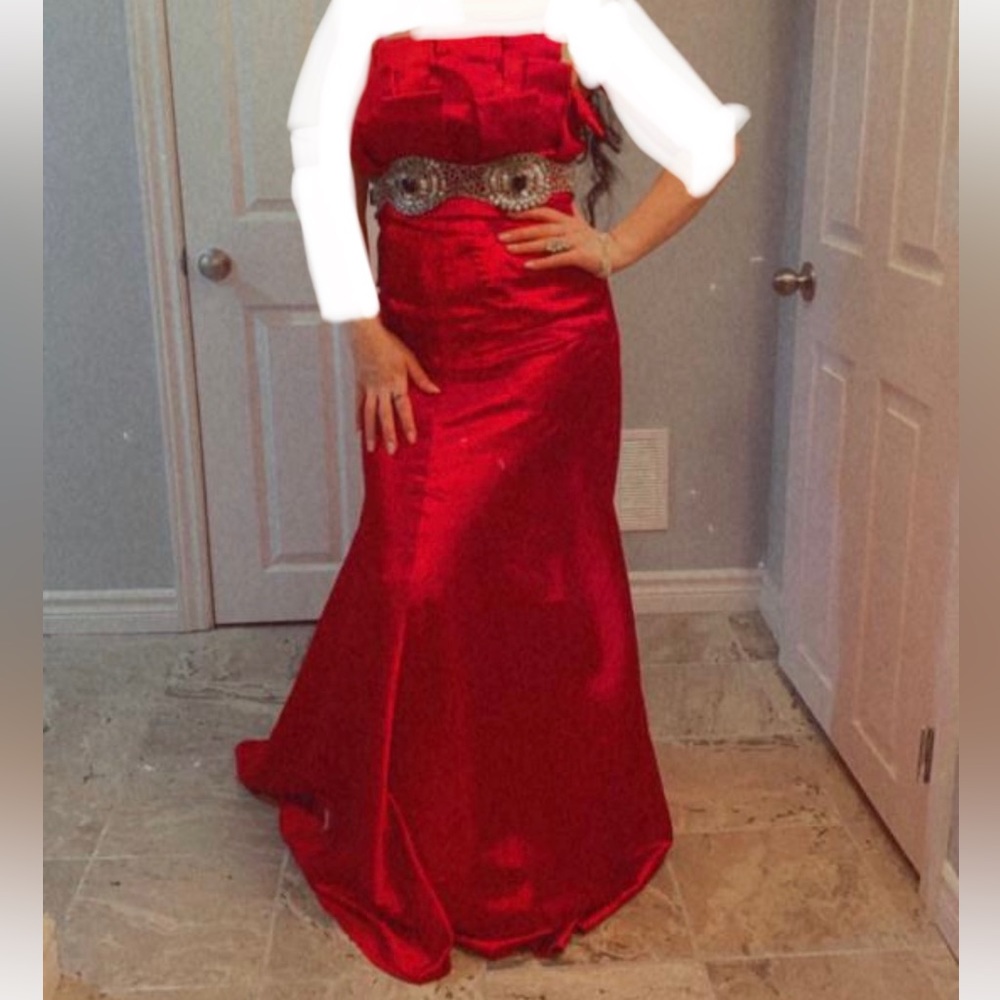 Red Embellished Mermaid Party dress - Picture 10 of 12